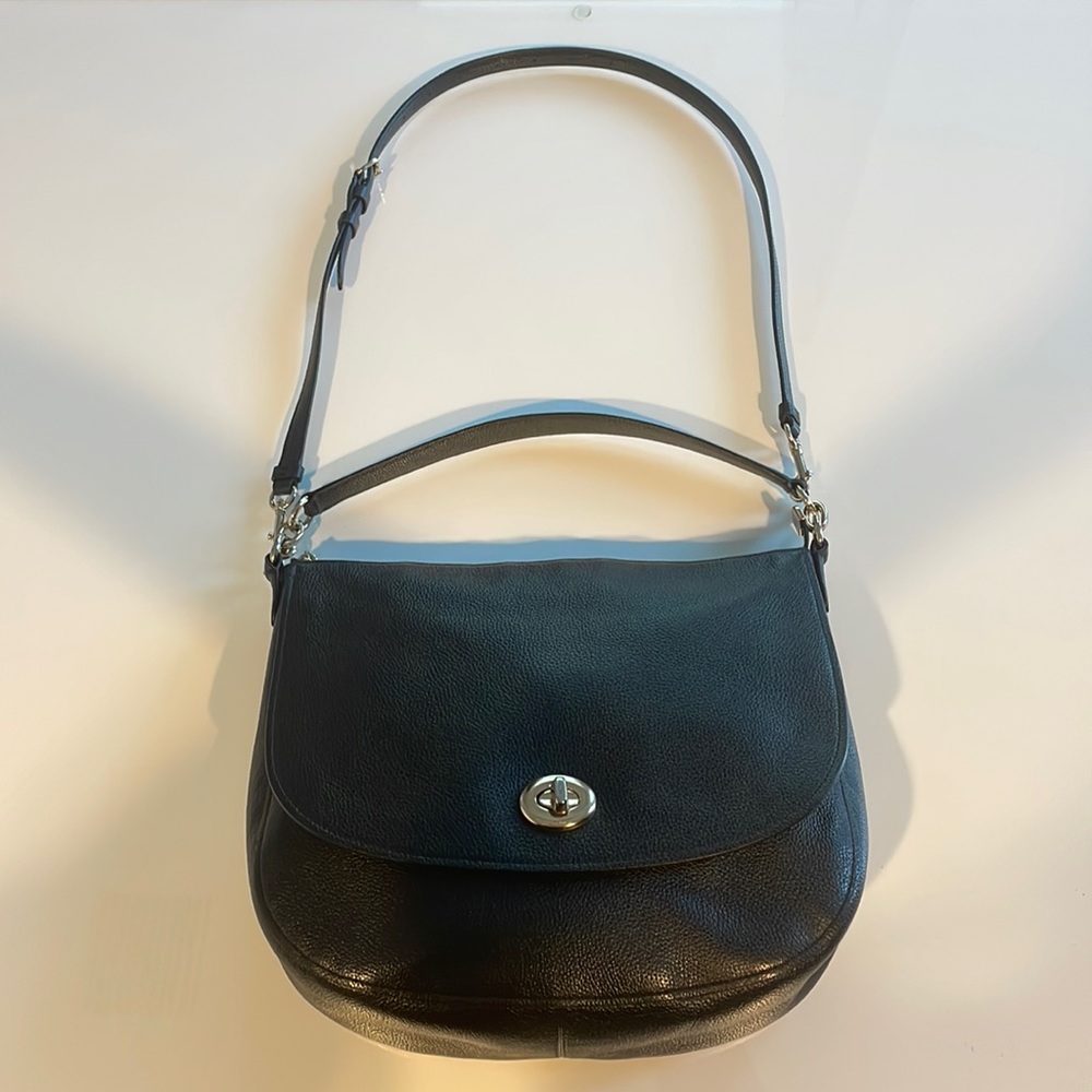 Coach Black Leather Hobo Shoulder bag that can also be worn Crossbody.